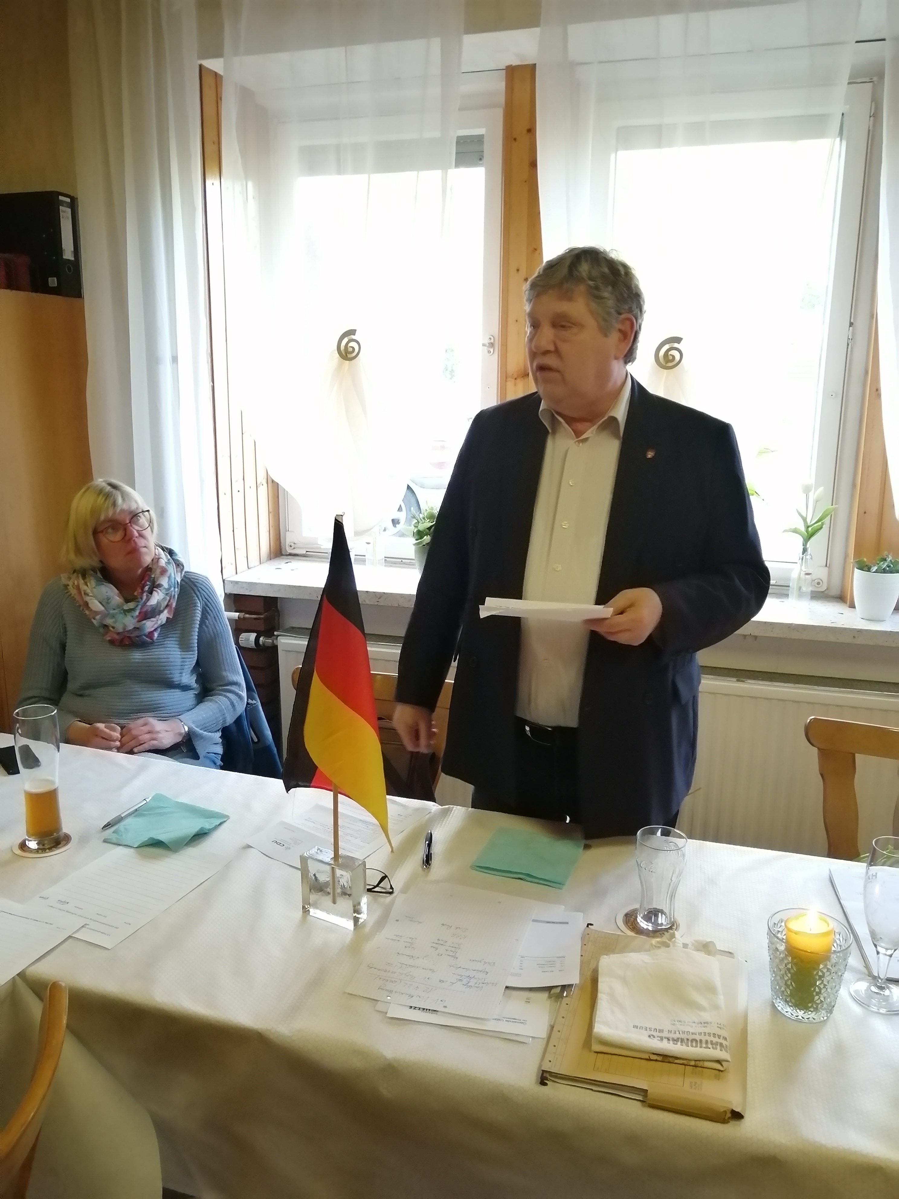 Dirk Rentz berichtet aus dem Uetzer Rat. Im Hintergrund links Anette Kobbe, stellvertretende Vorsitzende