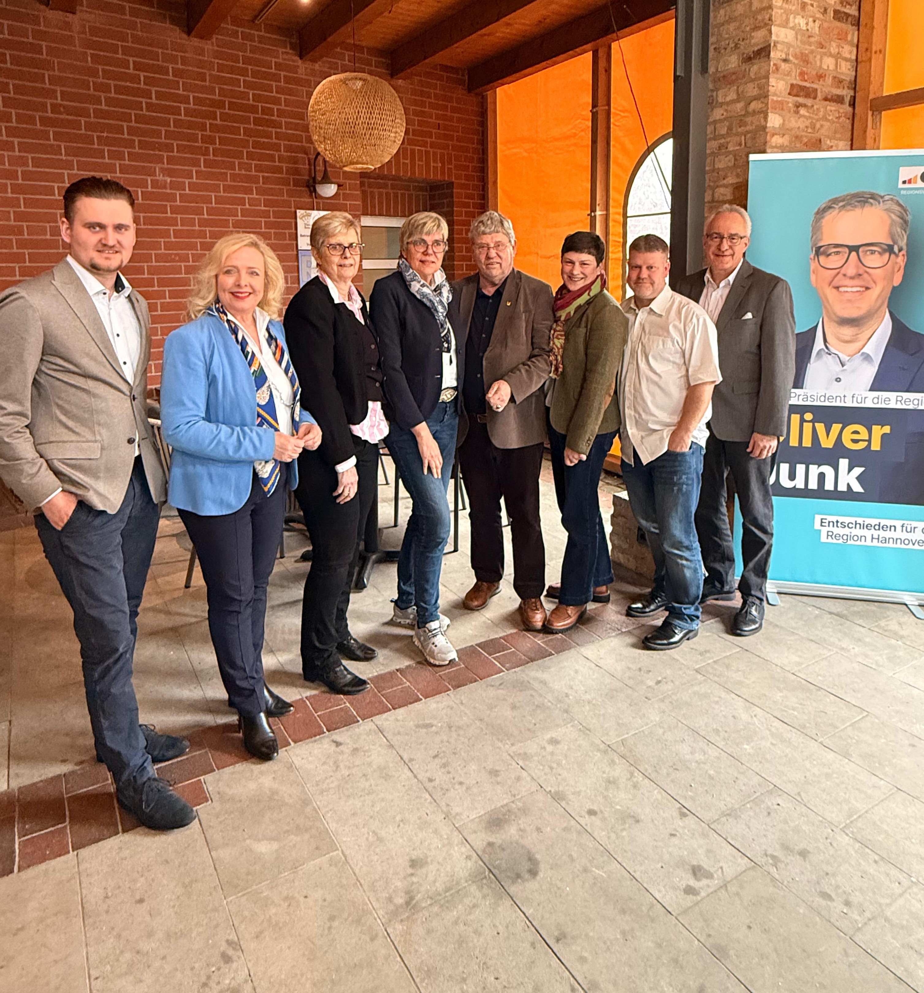 Gruppenbild nach erfolgreicher Wahl, Wahlbereich 9.
Von links: Till Wehking, Vorsitzender des CDU Gemeindeverbandes und Delegierter, Heike K�hler, CDU Landtagsabgeordnete, Heidi Marz, Kandidatin, Anette Kobbe, Kandidatin, Dirk Rentz, Kandidat, Dorothea E
